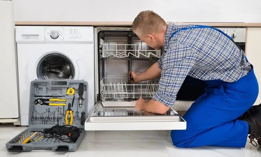 Adapazarı Simfer servisi teknisyen ekibi beyaz eşya tamiri yaparken